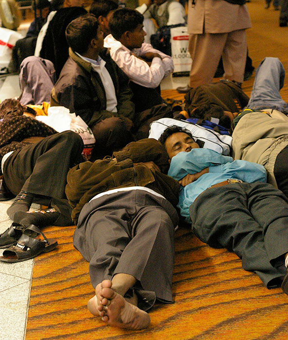 Uus-Meremaal matkamas. Magavad inimesed Dubai lennujaamas.